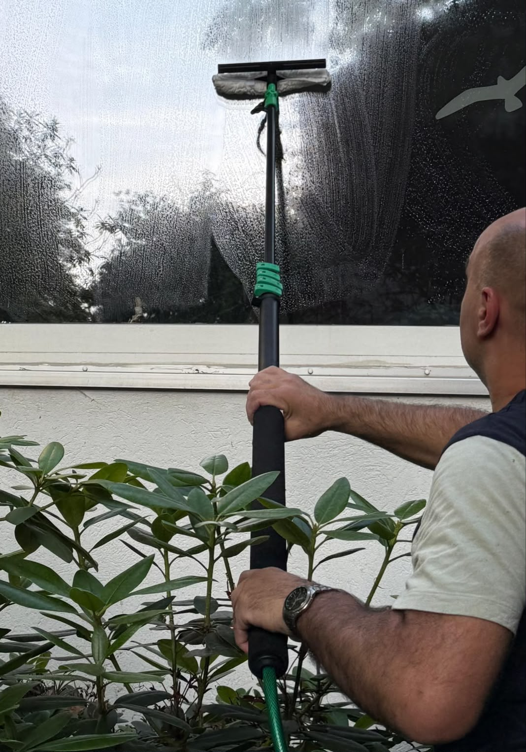 Professioneller Fensterreiniger in Braunschweig bei der Arbeit
